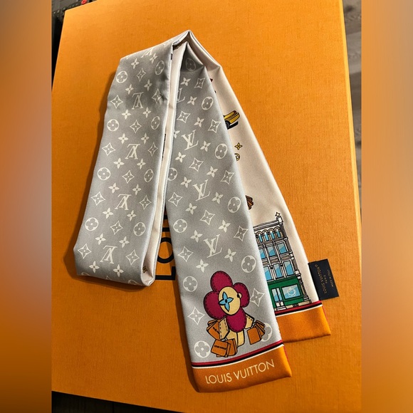 Louis Vuitton Vivienne Silk Satin Bandeau Twilly Light Grey Pink - Picture 8 of 11